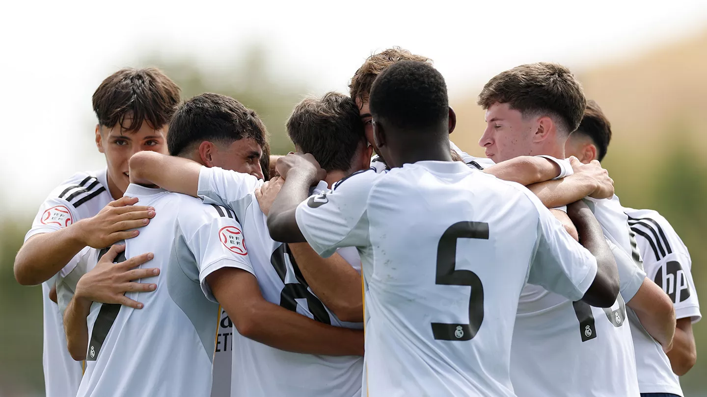 Jugadores del Juvenil A del Real Madrid se abrazan tras un gol