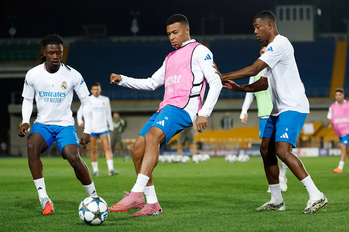 Jugadores del Real Madrid entrenan en su primer día en Kazajistán