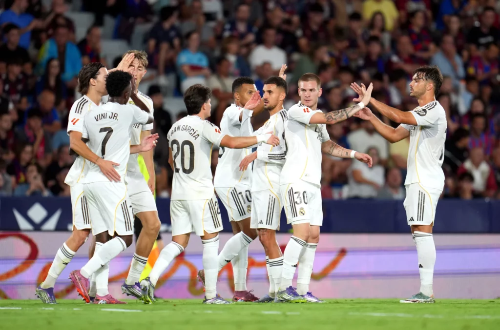 Los jugadores del Real Madrid se felicitan antes de afrontar el reto del derbi