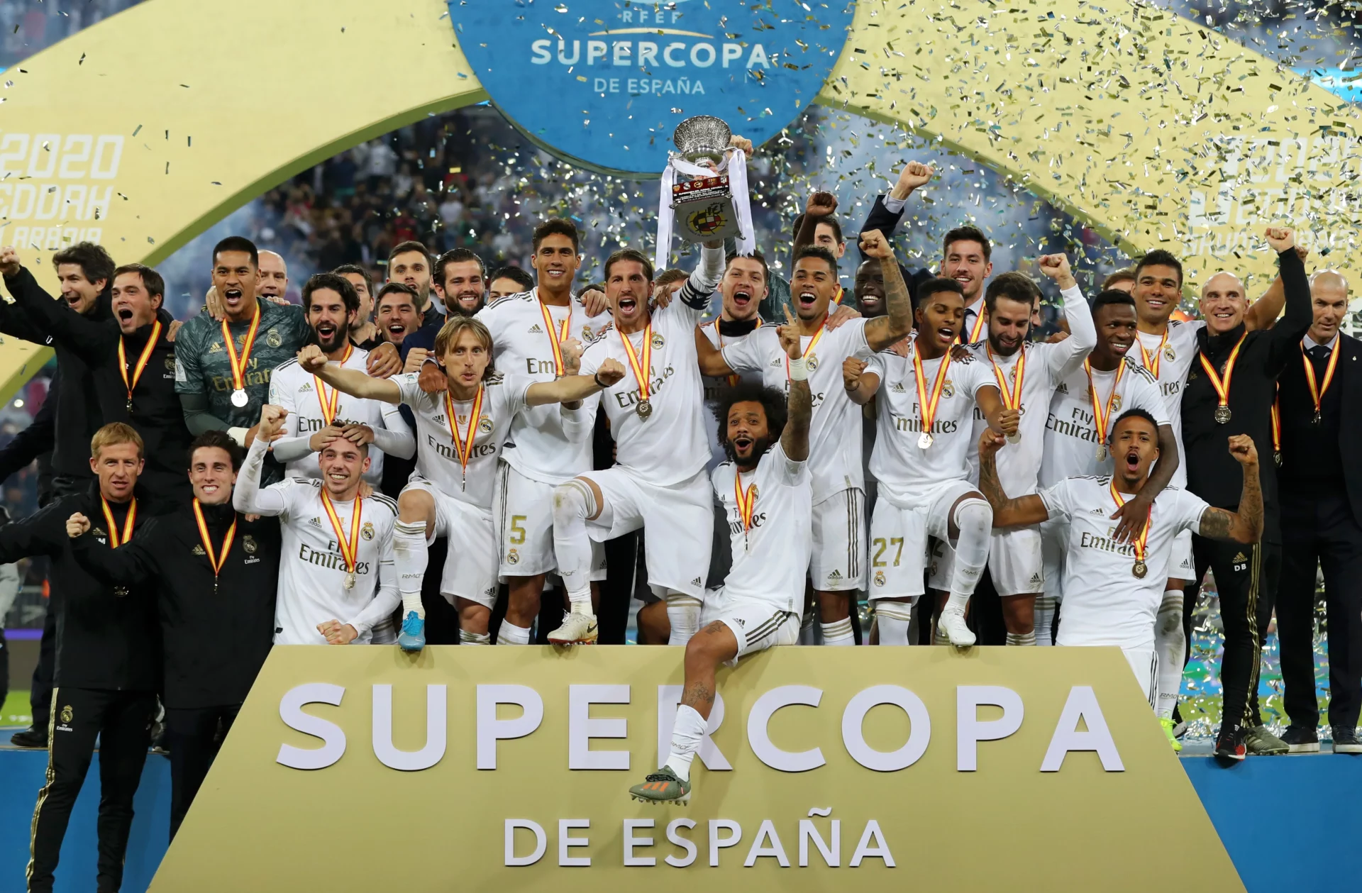 El Real Madrid levanta al cielo de Yeda el trofeo de campeón de la Supercopa de España