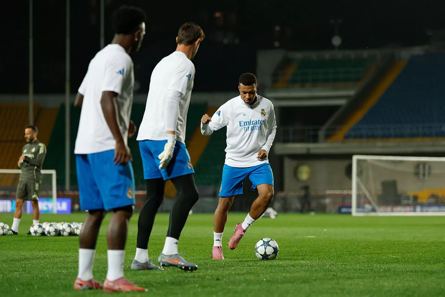El Real Madrid pide a UEFA rebajar el césped para su partido en Kazajistán