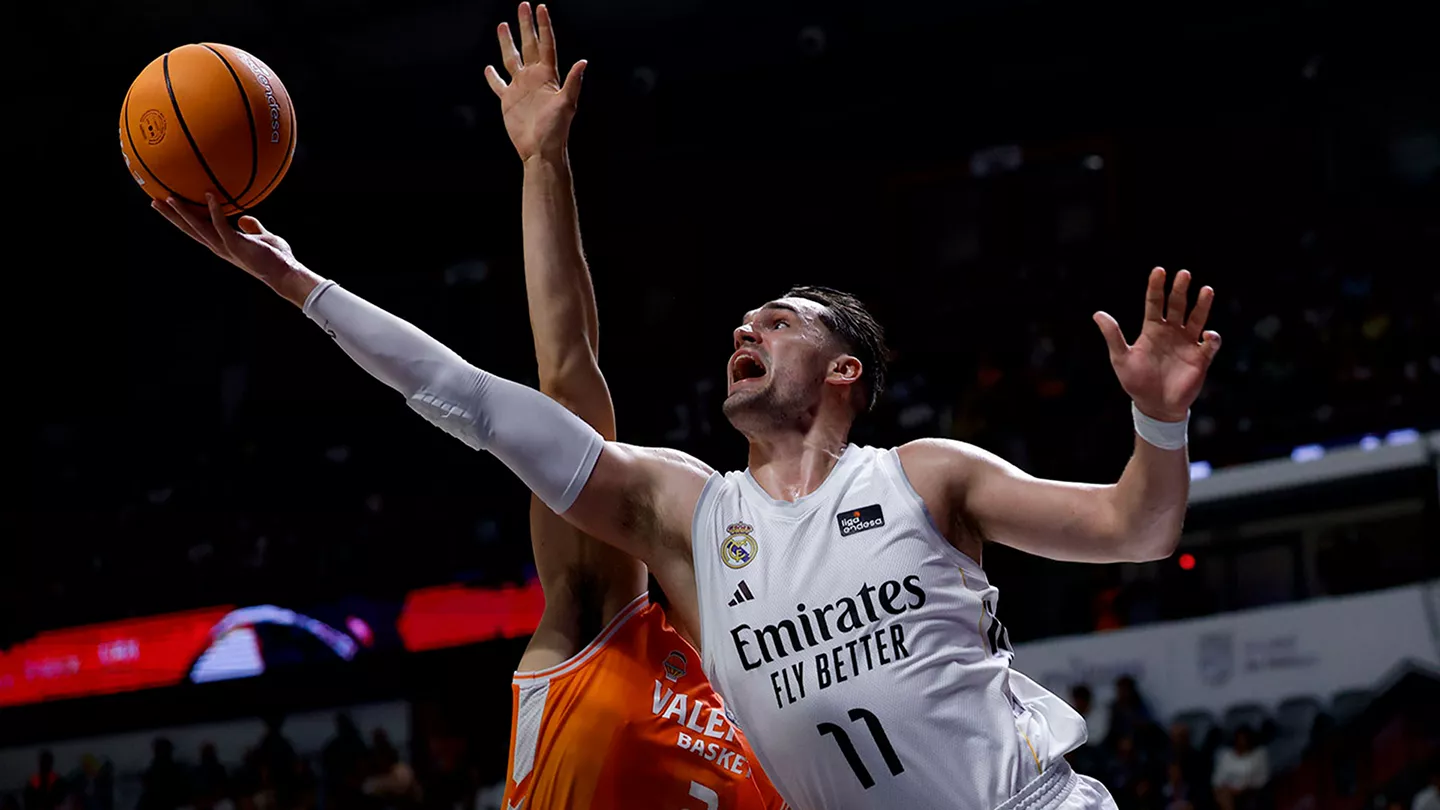 Hezonja lanza a canasta durante la derrota del Real Madrid ante Valencia Basket en la Supercopa Endesa 2025