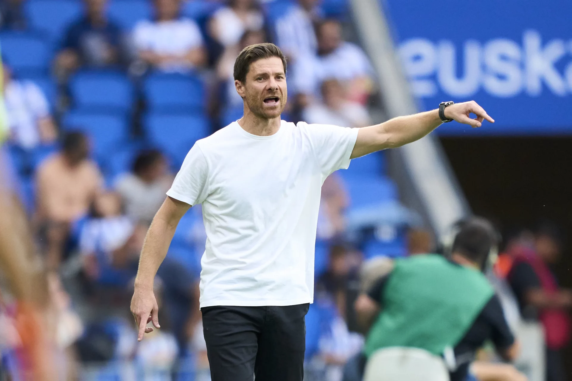 Anoeta, primer gran test para el Real Madrid de Xabi Alonso Xabi Alonso entrena en un partido en Anoeta.