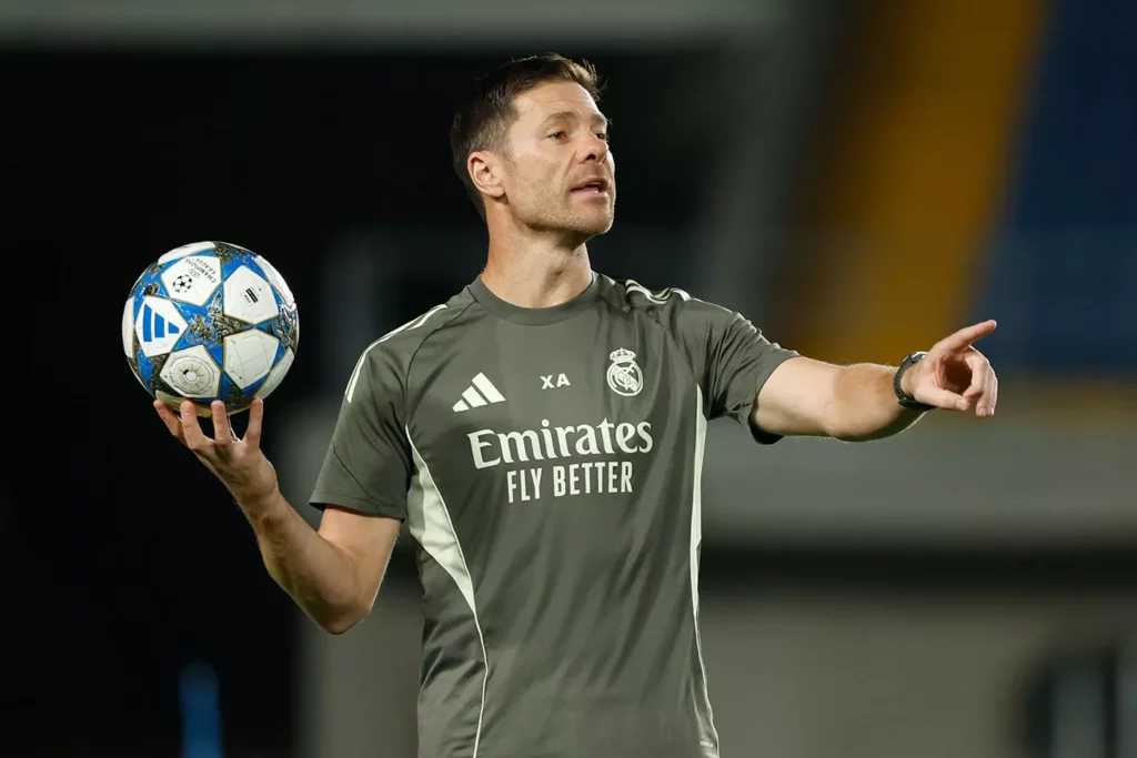 Xabi Alonso da indicaciones durante el entrenamiento del Real Madrid en Kazajistán