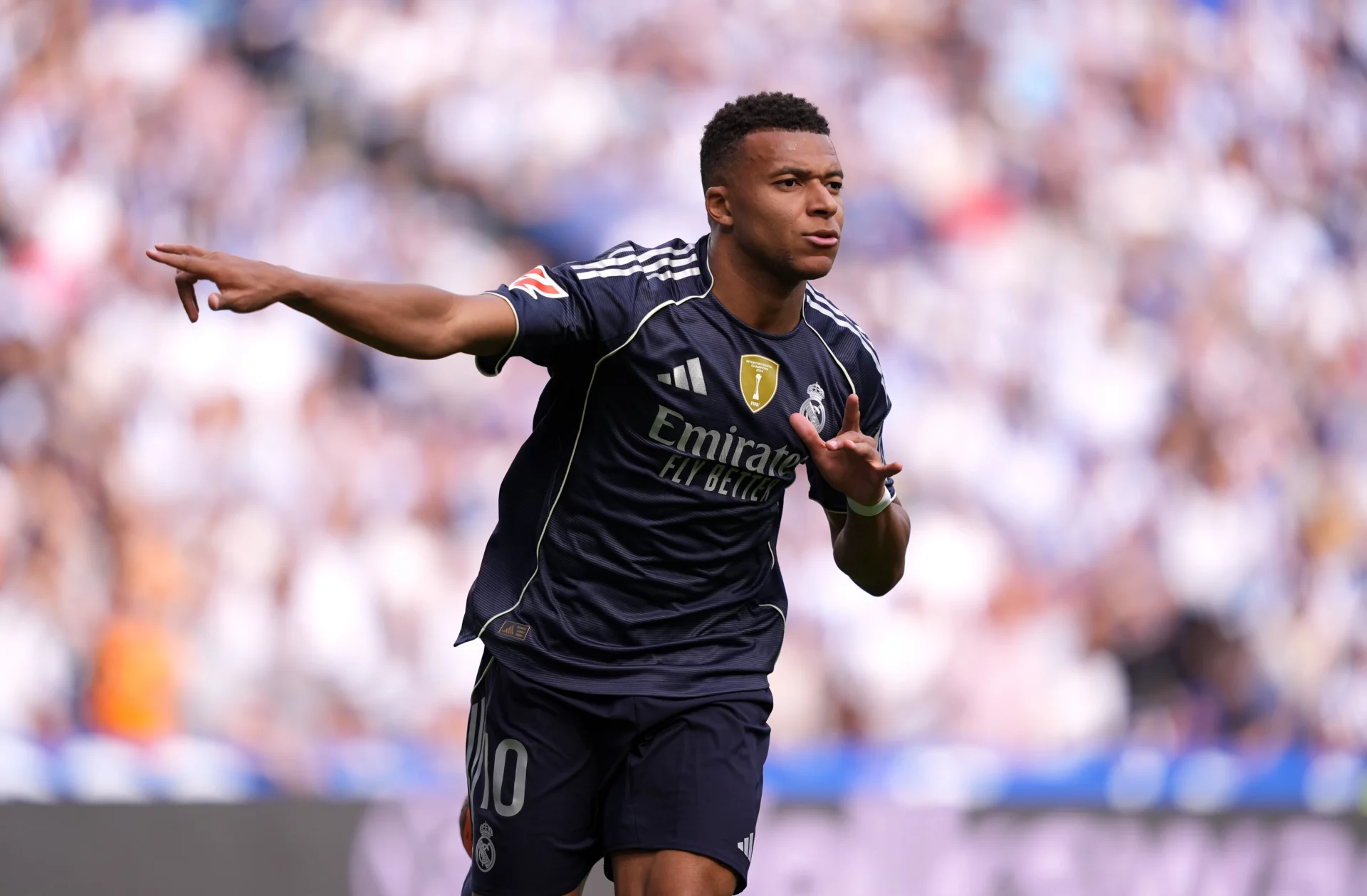 Real Sociedad 1-2 Real Madrid | El Madrid resiste en Anoeta y se lleva un triunfo con diez Mbappé celebra su gol en Anoeta durante la victoria del Real Madrid por 1-2.