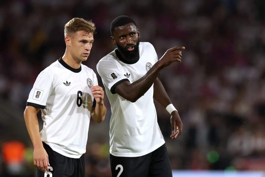 Rüdiger habla con Kimmich durante el partido de Alemania en el último parón de selecciones.