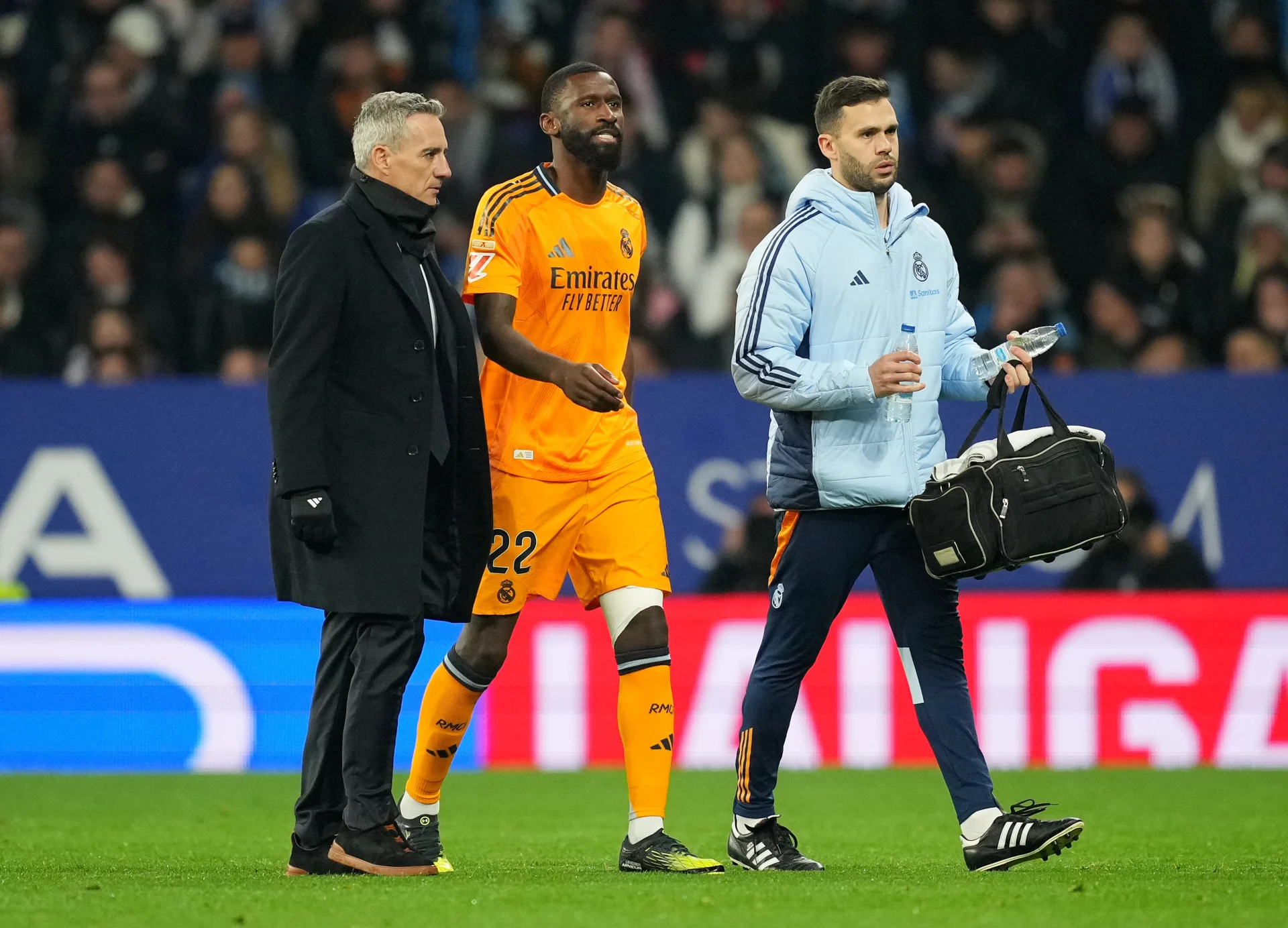 Rüdiger se retira lesionado de un partido con el Real Madrid en 2025.
