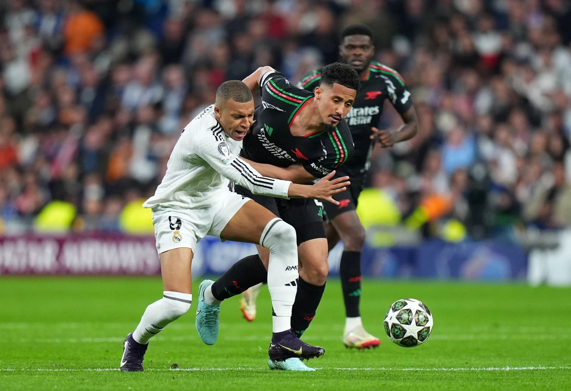 William Saliba y Kylian Mbappé luchan por el balón en el último Real Madrid - Arsenal