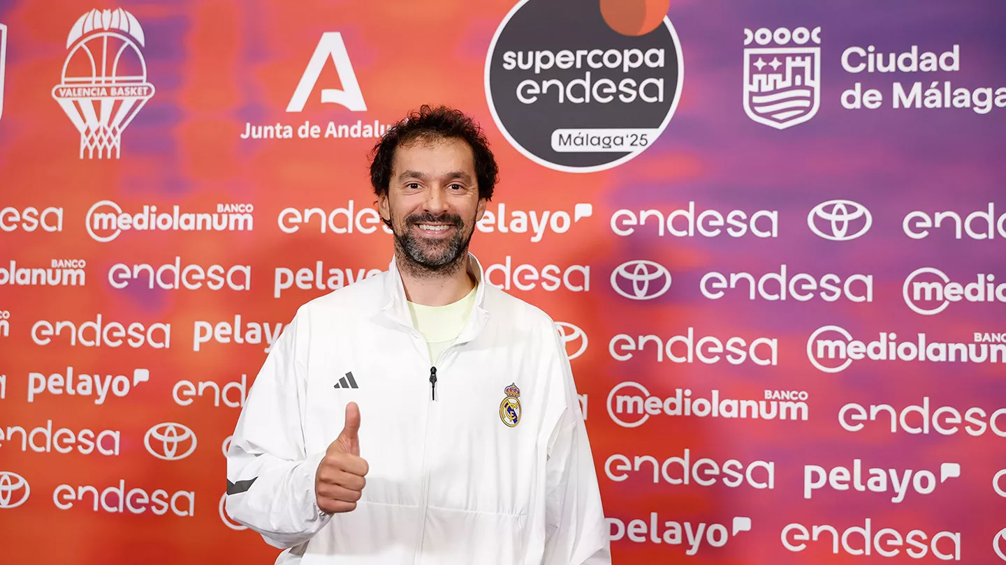 Sergio Llull posa con el logo de la Supercopa Endesa de Málaga 2025