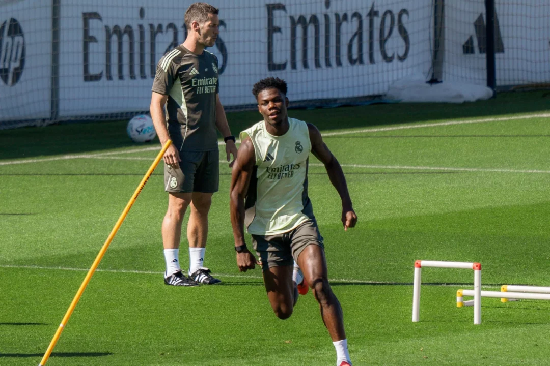 Tchouameni corre durante el entrenamiento del 26 de septiembre de 2025