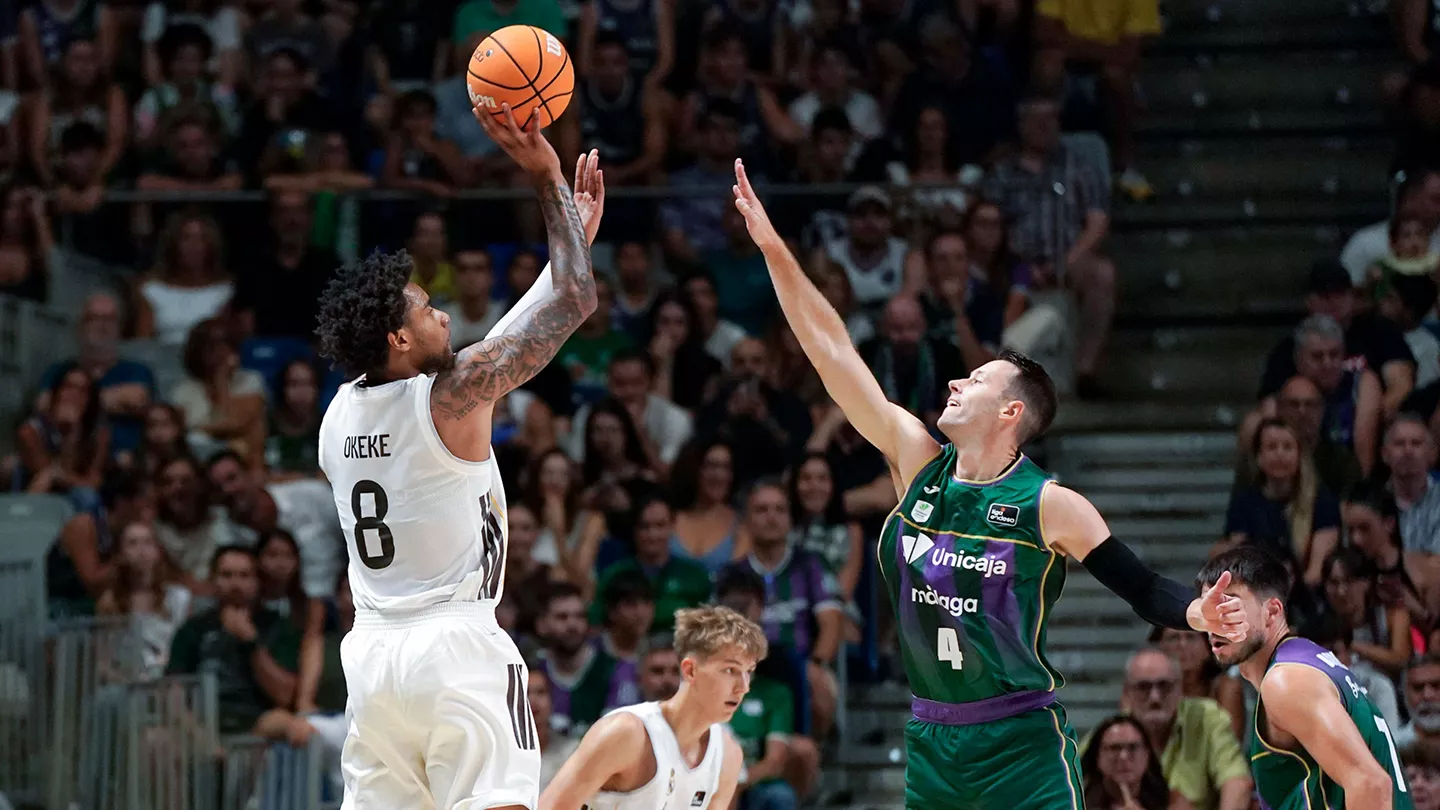 Unicaja 82-89 Real Madrid Baloncesto | Los blancos, campeones del Torneo Costa del Sol Okeke lanza a canasta durante el triunfo del Real Madrid frente a Unicaja en el Torneo Costa del Sol.