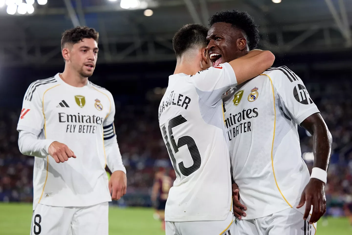 Vinicius celebra, con Arda Güler, uno de sus goles más bonitos con el Real Madrid