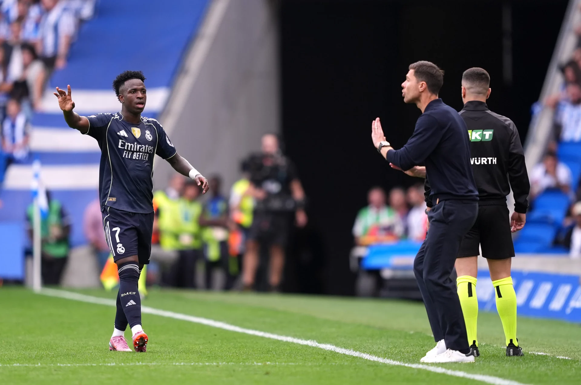 Vinicius, uno de los cambios habituales de Xabi Alonso Vinicius habla con Xabi Alonso antes de ser uno de los cambios del Real Madrid