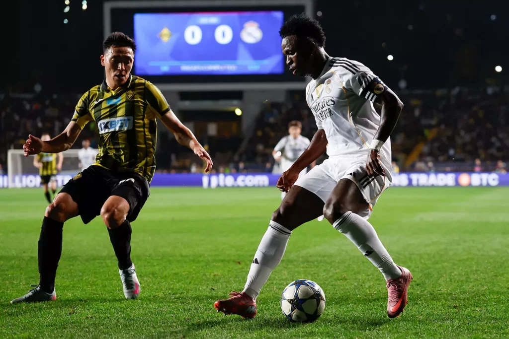 Vinicius en acción durante el partido de Champions League entre el Real Madrid y el Kairat Almaty