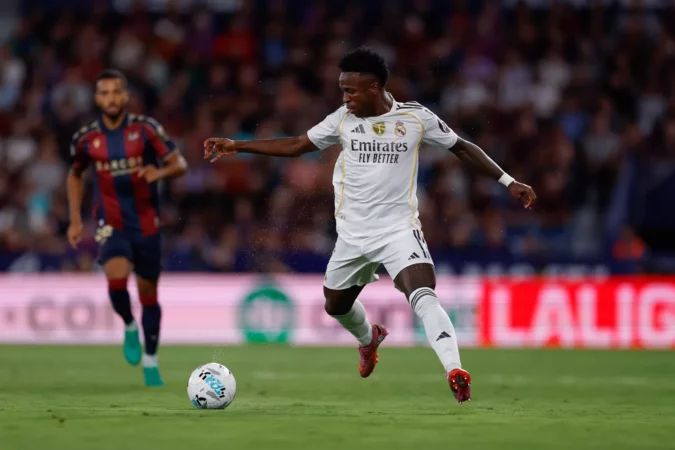 Vinicius se catapulta en su jardín favorito