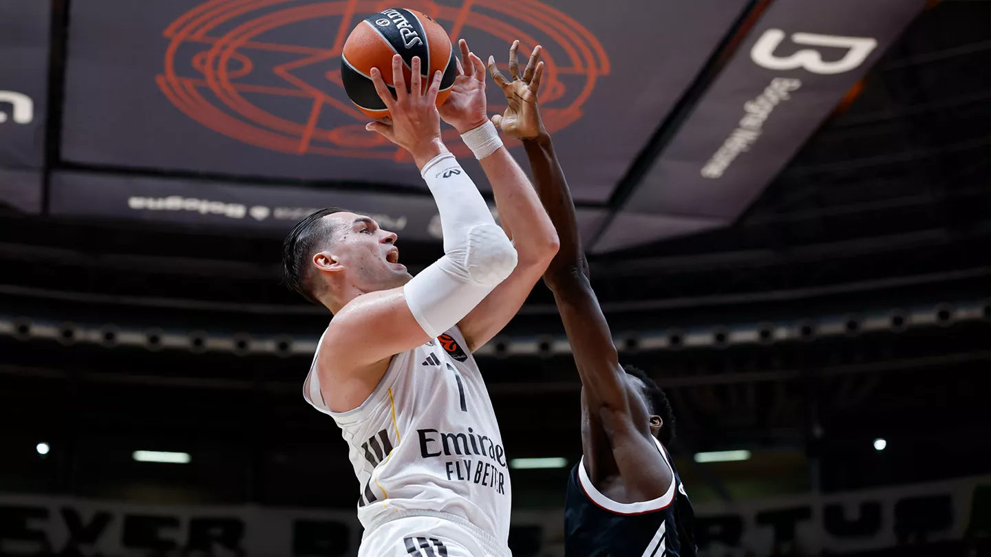 Hezonja lanza a canasta durante la derrota del Real Madrid Baloncesto contra la Virtus Bologna en Euroliga