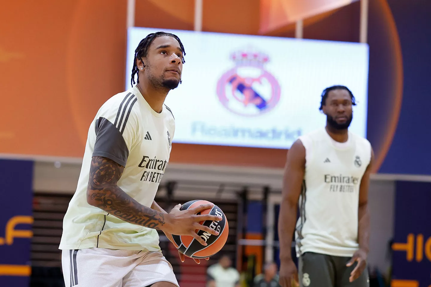 Okeke y Fernando entrenan en la previa del duelo entre el Real Madrid Baloncesto y la Virtus Bologna