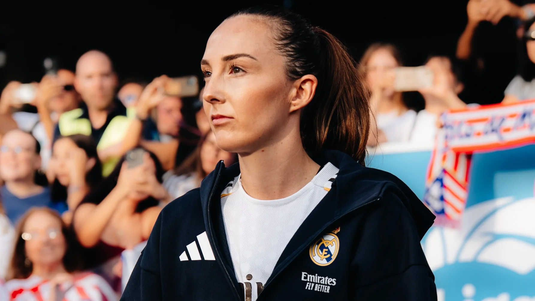 Previa Real Madrid Femenino – Madrid CFF | Estreno en casa con la primera victoria en el horizonte Caroline Weir salta al campo en la previa de un partido del Real Madrid Femenino.