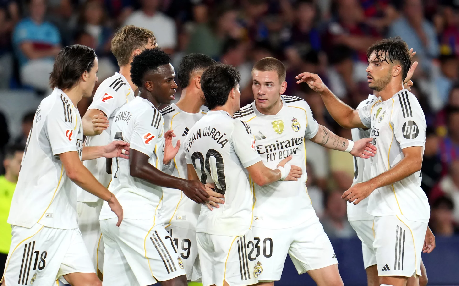 Los jugadores de una de las alineaciones de Xabi Alonso en el Real Madrid se abrazan