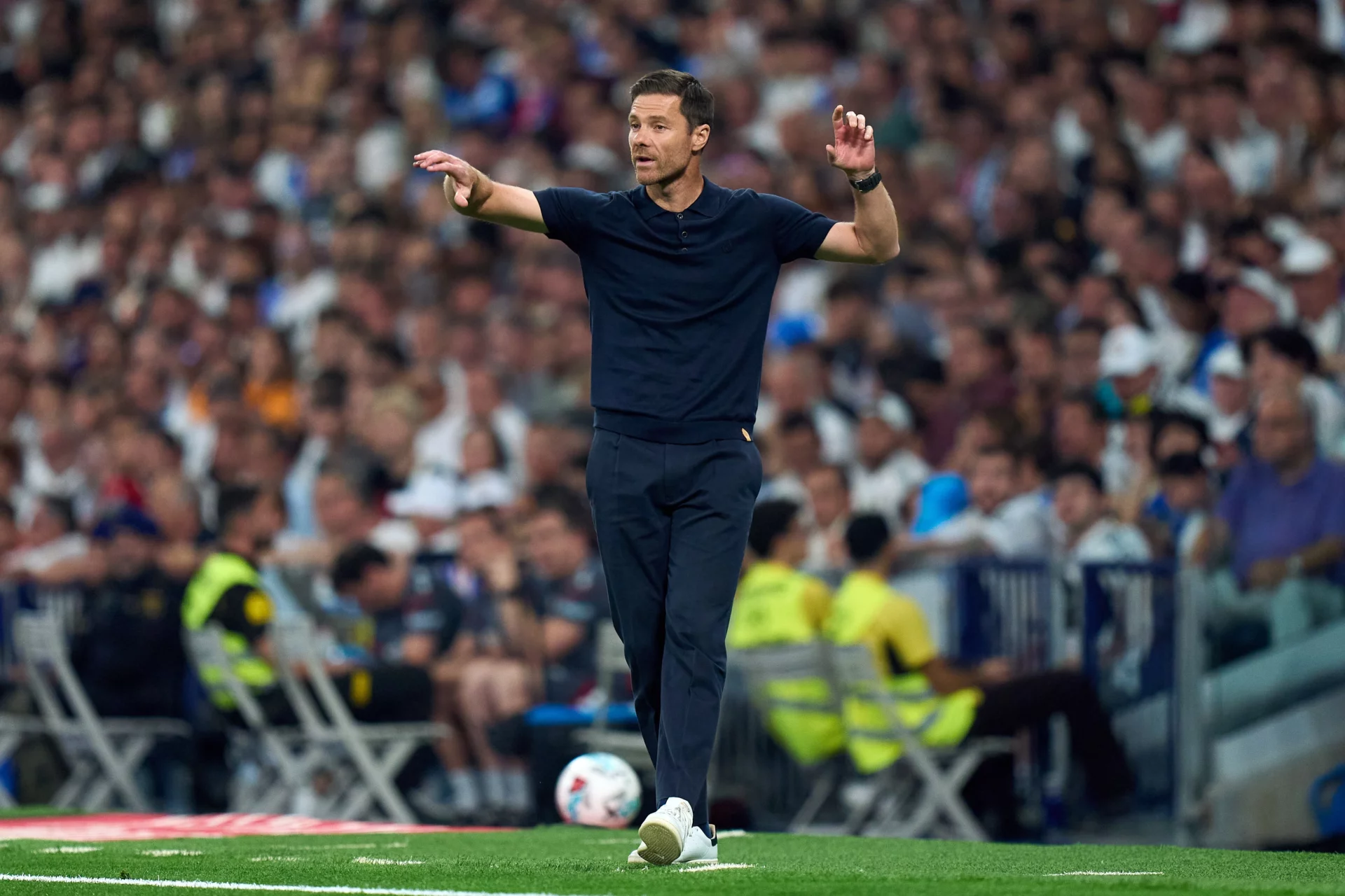 Xabi Alonso da instrucciones desde el banquillo del Real Madrid en su debut en el Santiago Bernabéu
