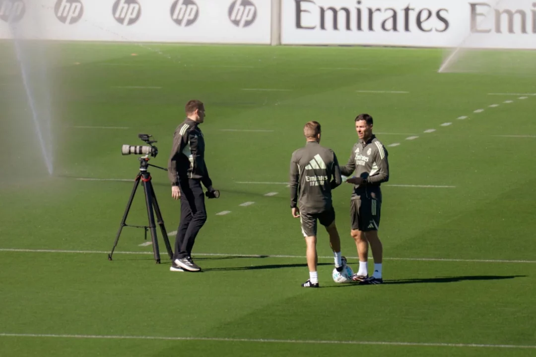 Xabi Alonso habla con su staff durante el entrenamiento del 22 de septiembre de 2025