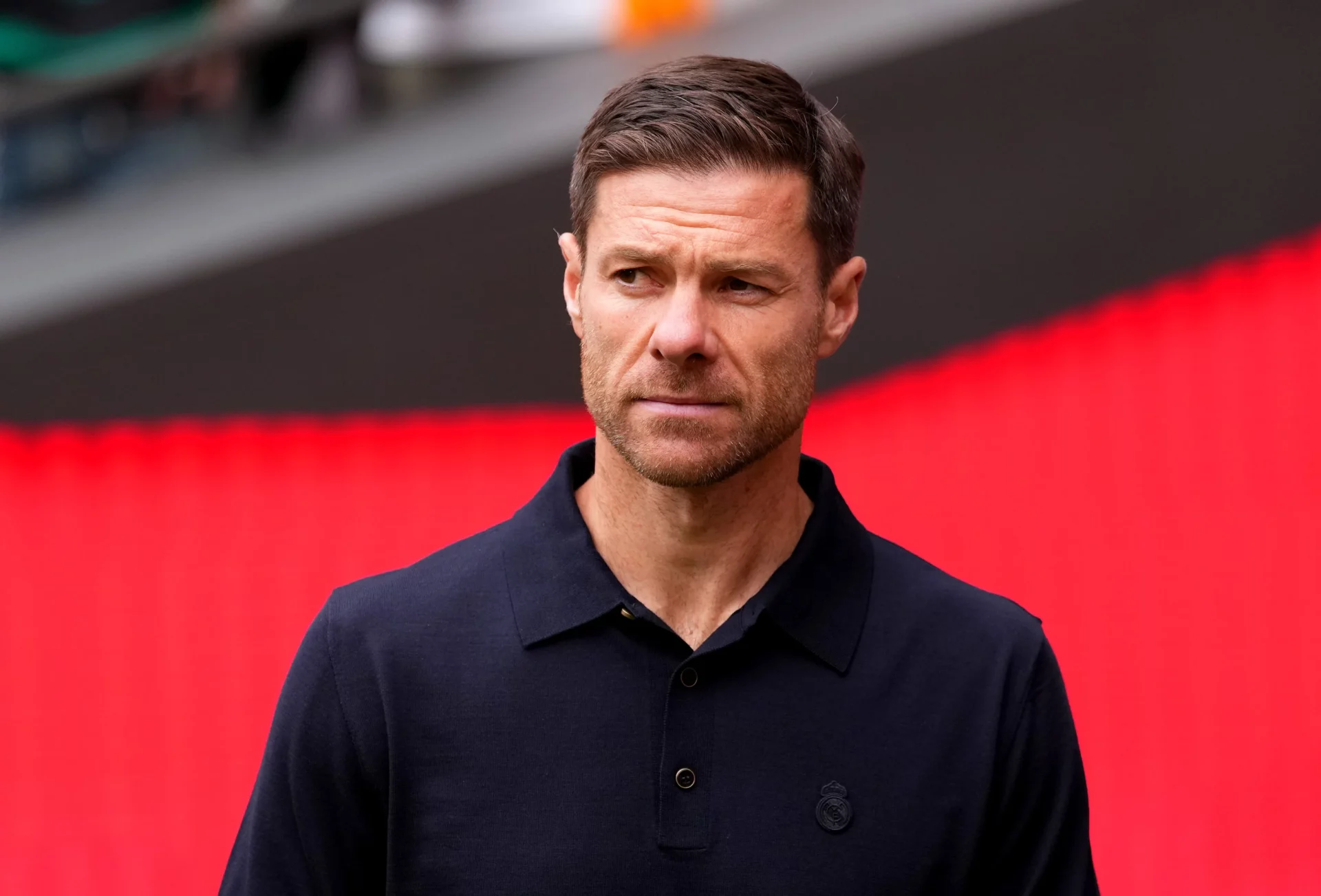 Xabi Alonso, con rostro serio durante la derrota del Real Madrid en el derbi.