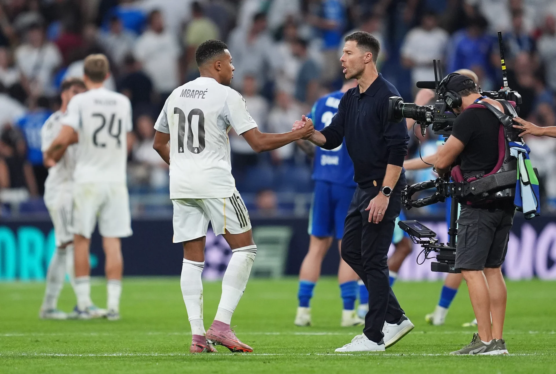 Xabi Alonso se saluda con Kylian Mbappé tras un partido del Real Madrid