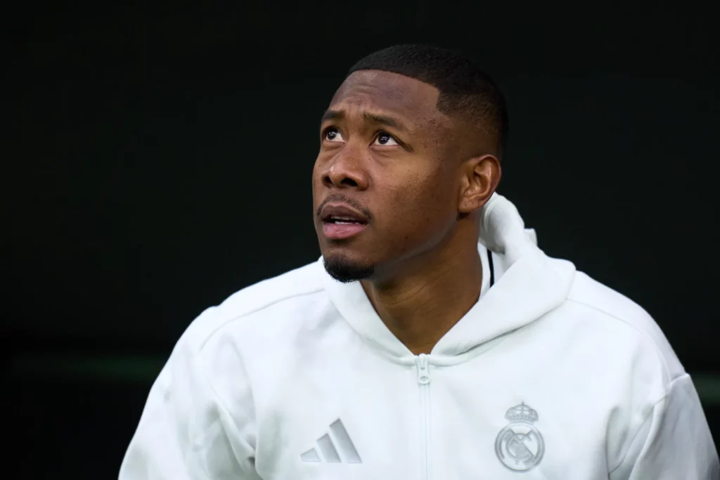 David Alaba salta al césped para un partido del Real Madrid en el Santiago Bernabéu