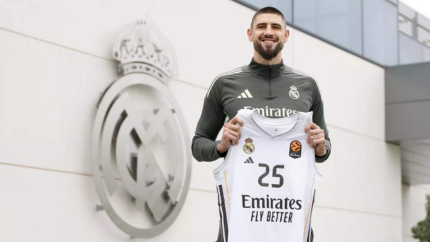 OFICIAL: Alex Len es el fichaje para reforzar al Real Madrid Baloncesto Alex Len posa como nuevo jugador del Real Madrid en Valdebebas