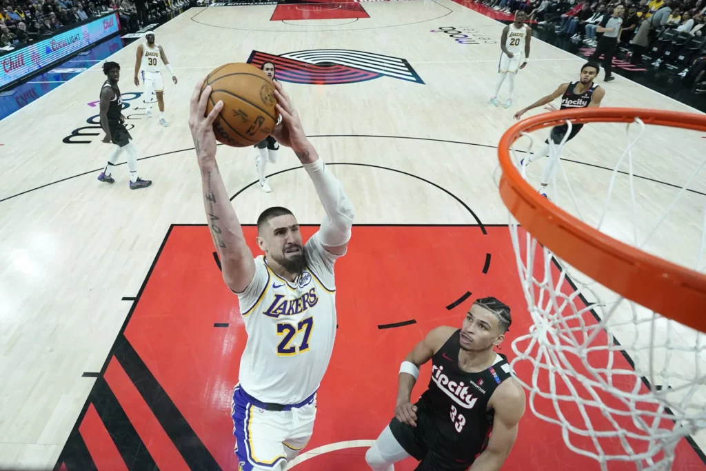 Alex Len lanza a canasta durante su etapa en Los Angeles Lakers, antes de fichar por el Real Madrid.