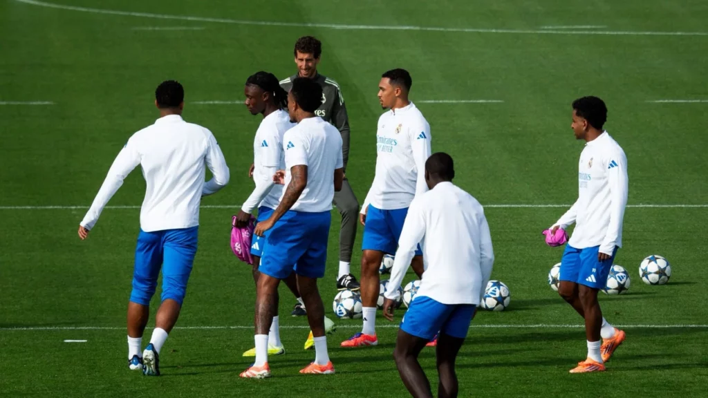 Trent Alexander-Arnold y Ferland Mendy, en el entrenamiento del Real Madrid.