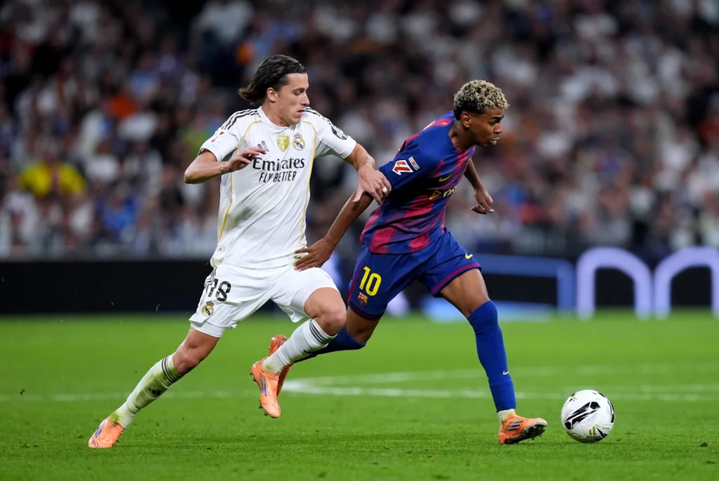 Álvaro Carreras batalla con Lamine Yamal por el balón en el Santiago Bernabéu
