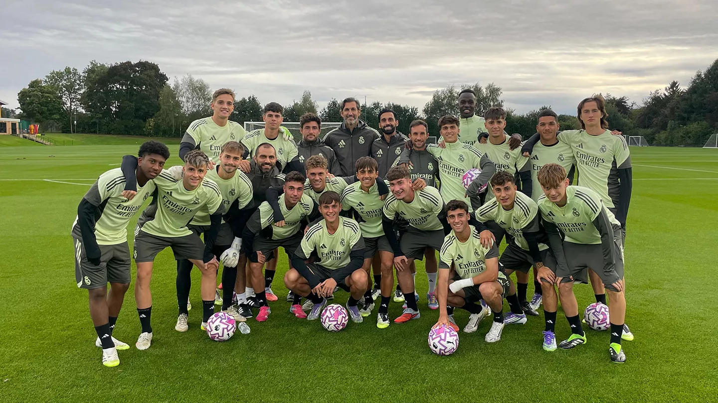 Los ‘niños’ del Castilla de Arbeloa, los más cotizados de Primera RFEF Los jugadores del Castilla posan junto a Álvaro Arbeloa