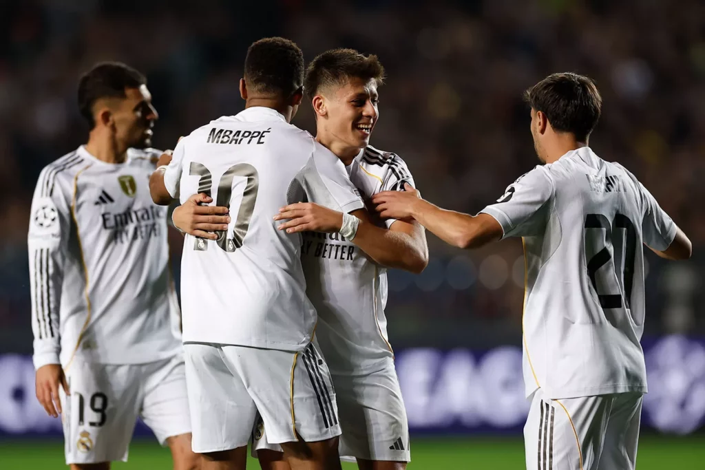 Arda Güler, abrazado por sus compañeros, tras otra actuación como estrella del Real Madrid.