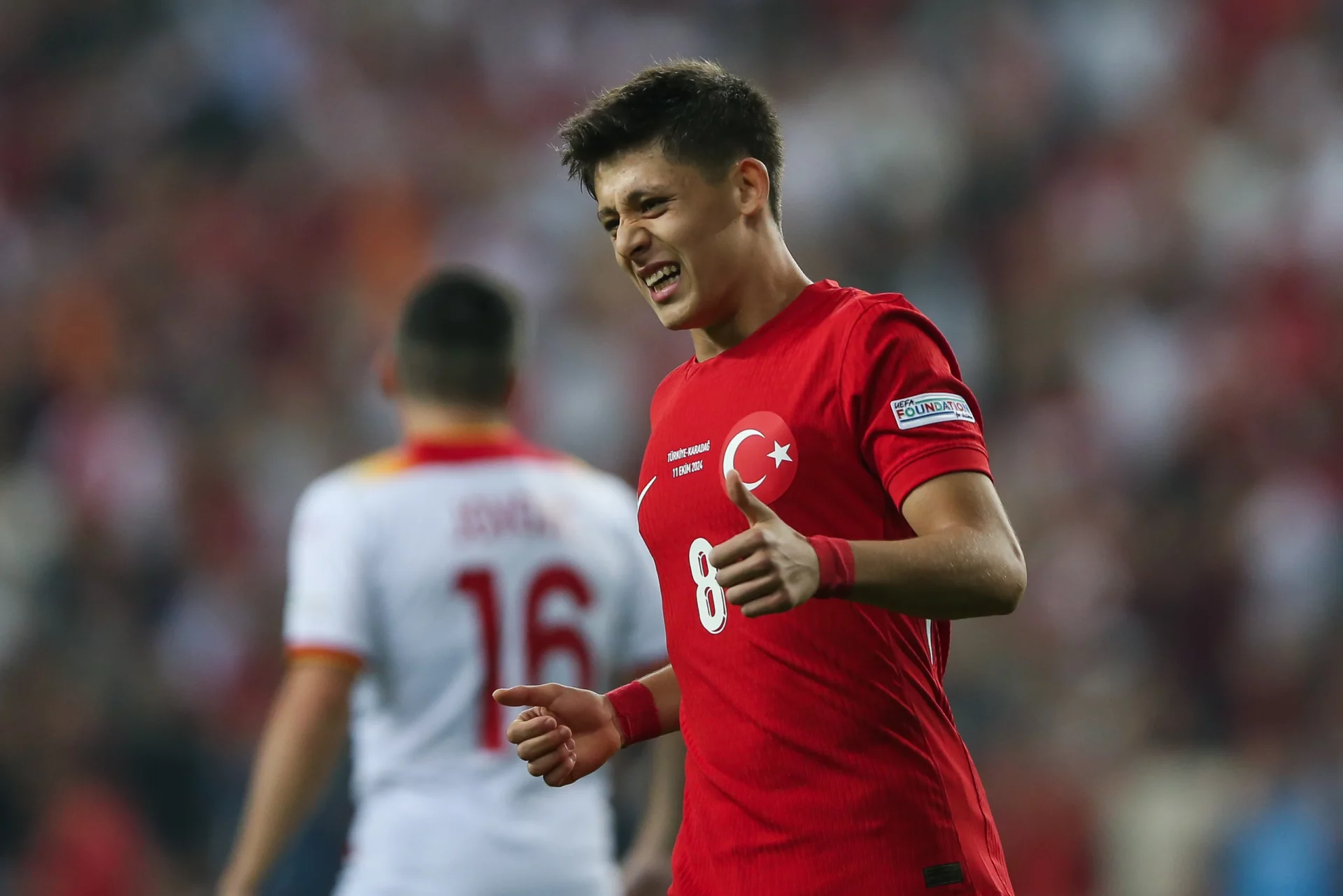 Arda Güler levanta el pulgar de la mano izquierda celebrando con Turquía