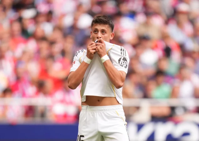 Arda Güler se rinde a Xabi Alonso: «Si me pide jugar de portero, me compro unos guantes» Arda Güler se rinde a Xabi Alonso: «Si me pide jugar de portero, me compro unos guantes»