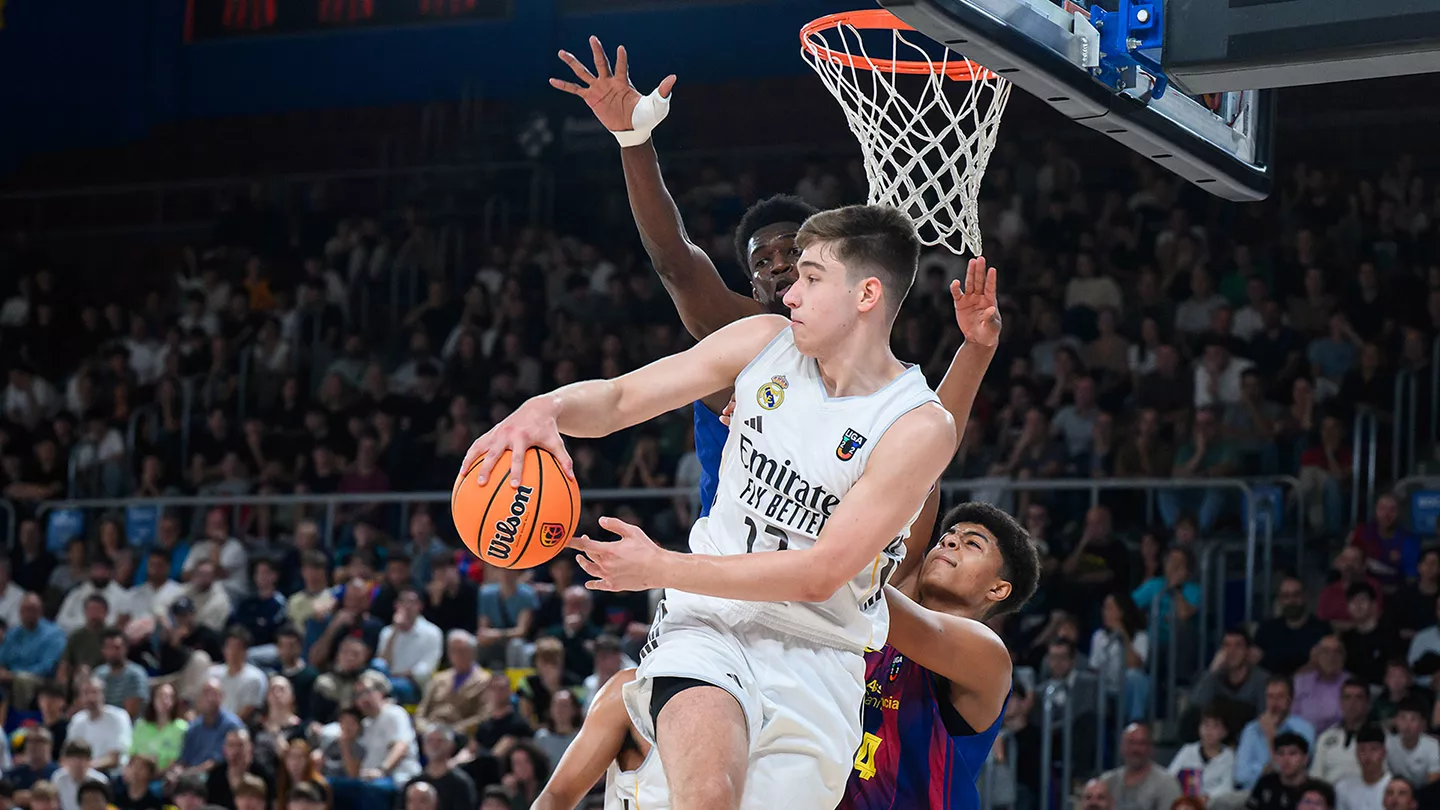 Barça Atlétic 81-73 Real Madrid: Los culés se llevan el primer Clásico de Liga U Amosov pasa la pelota durante el primer Clásico de la historia de la Liga U entre Real Madrid y Barça Atlétic