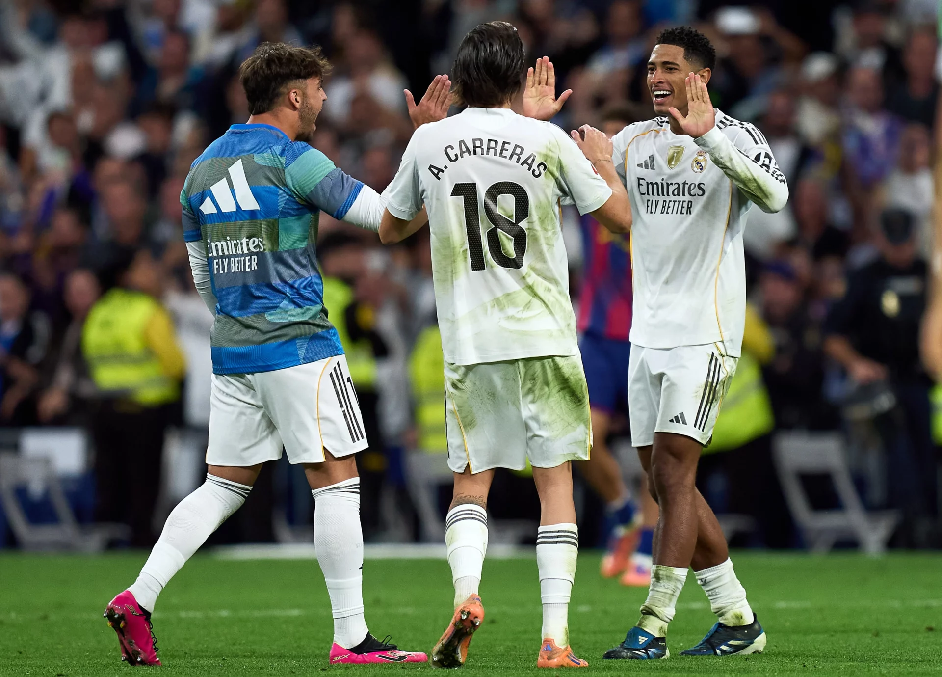 Bellingham deslumbra en El Clásico y ensalza el trabajo del grupo: «Ha sido un partidazo de todos» Bellingham celebra con Asencio y Carreras la victoria del Real Madrid en el Clásico