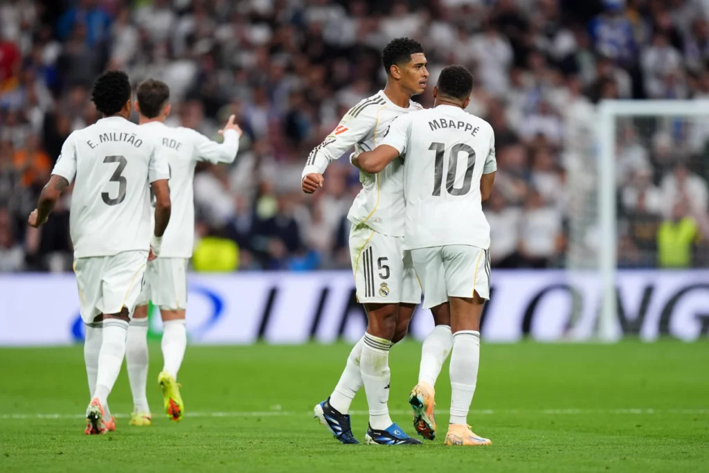 Bellingham y Mbappé se abrazan durante el Real Madrid 2-1 FC Barcelona.