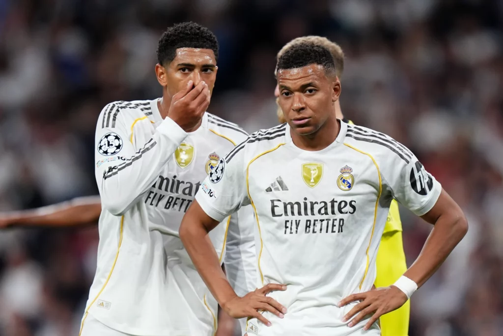 Bellingham y Mbappé conversan durante la victoria del Real Madrid contra la Juventus.
