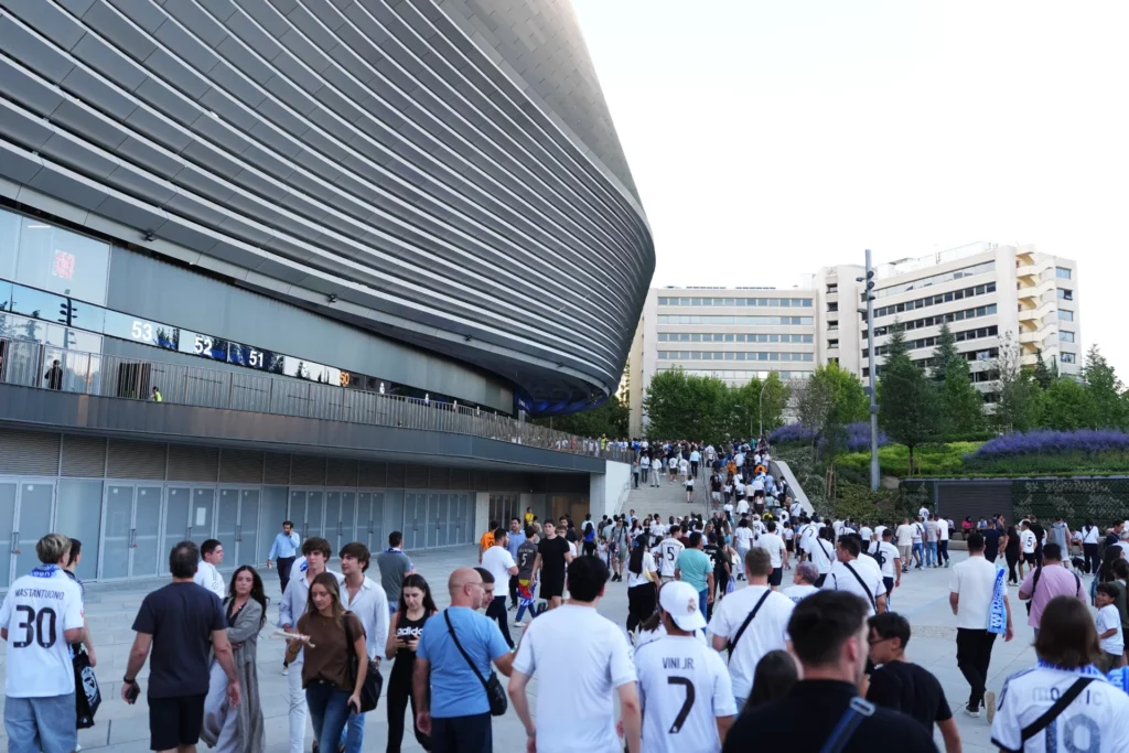 Los alrededores del Santiago Bernabéu, una de las zonas calientes para la reventa de abonos.