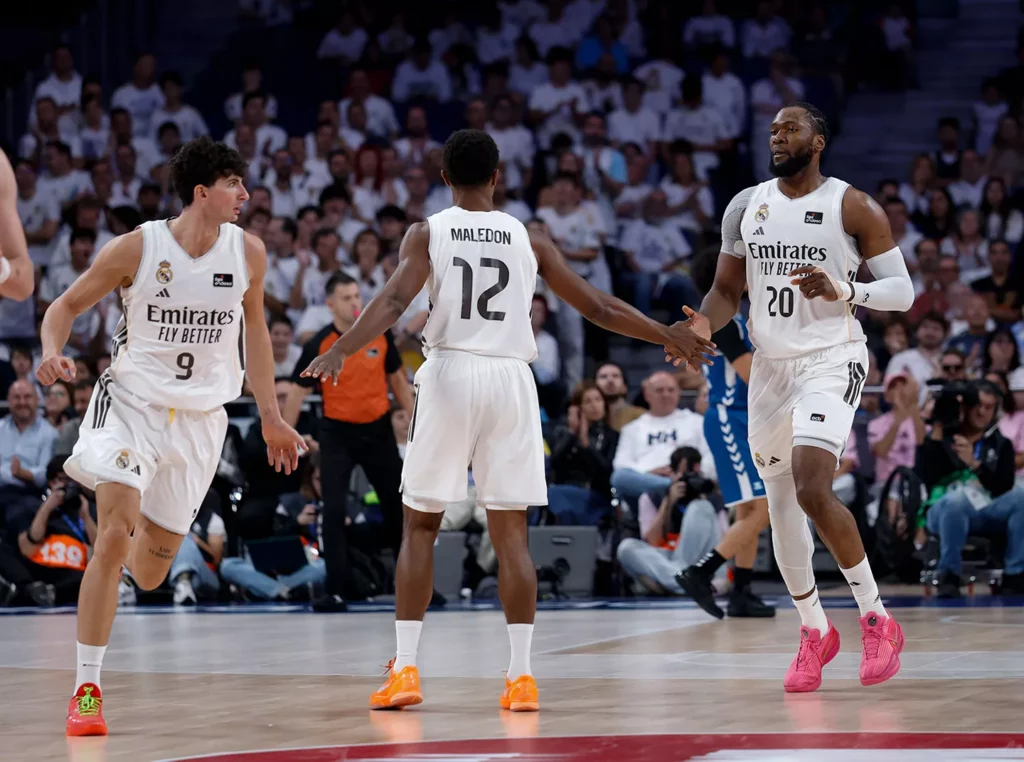 Bruno Fernando se saluda con Maledon y Procida durante su último partido con el Real Madrid Baloncesto