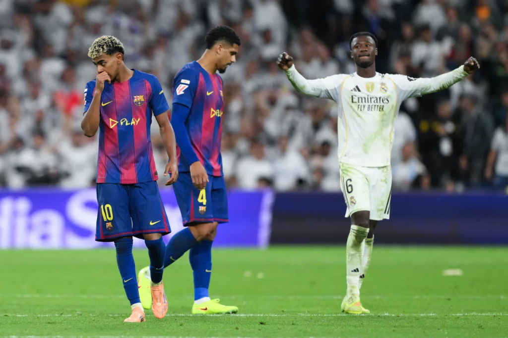 Eduardo Camavinga celebra la victoria del Real Madrid ante Lamine Yamal y Ronald Araujo.