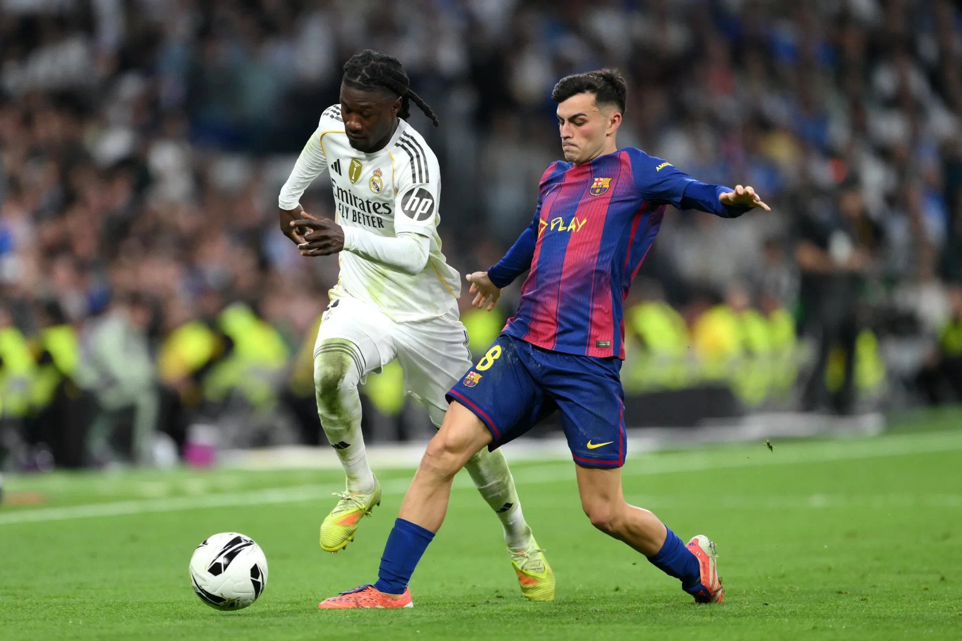 Camavinga supera a Pedri durante el Real Madrid - Barcelona en el Santiago Bernabéu