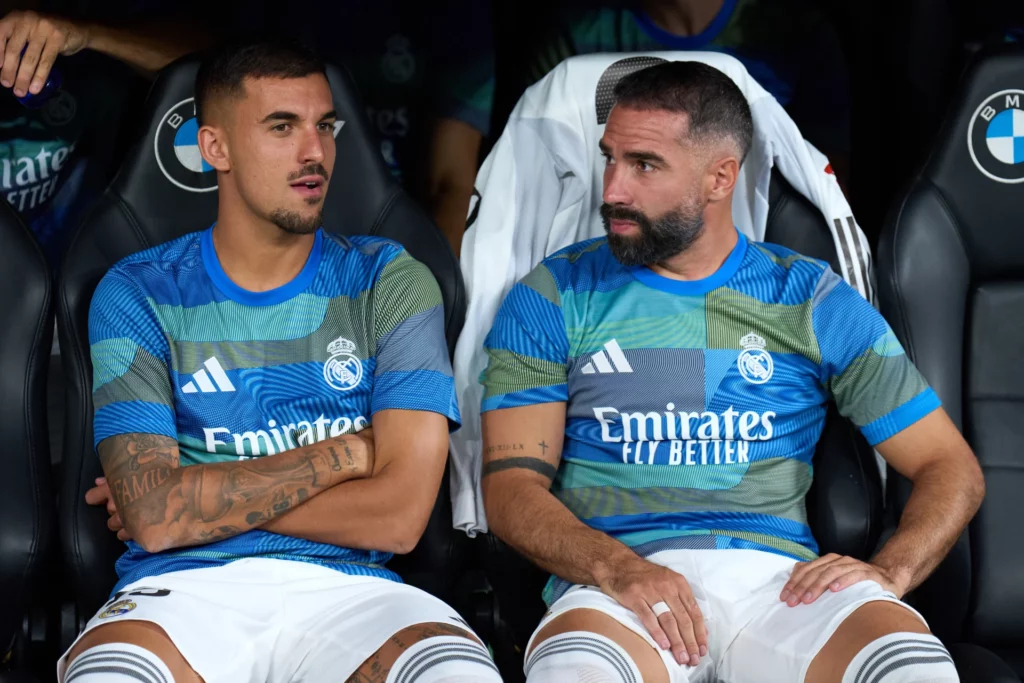 Dani Carvajal, junto a Ceballos, sentado en el banquillo del Real Madrid en el Santiago Bernabéu.