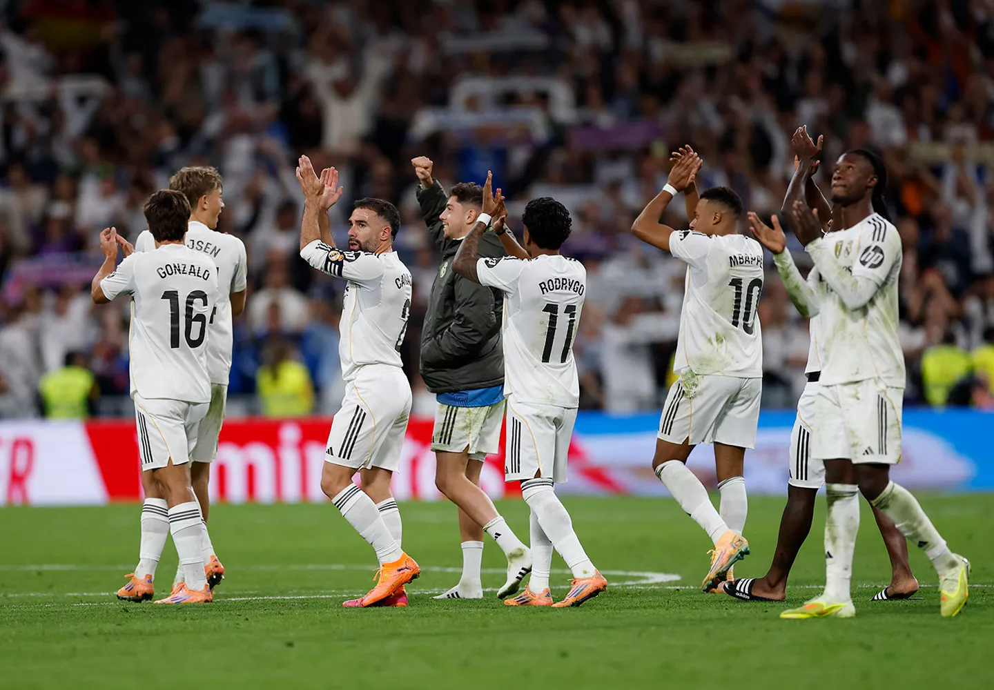 Las tres incógnitas que deja El Clásico de cara al Real Madrid – Valencia Dani Carvajal y Fede Valverde celebran junto a sus compañeros la victoria en el Clásico
