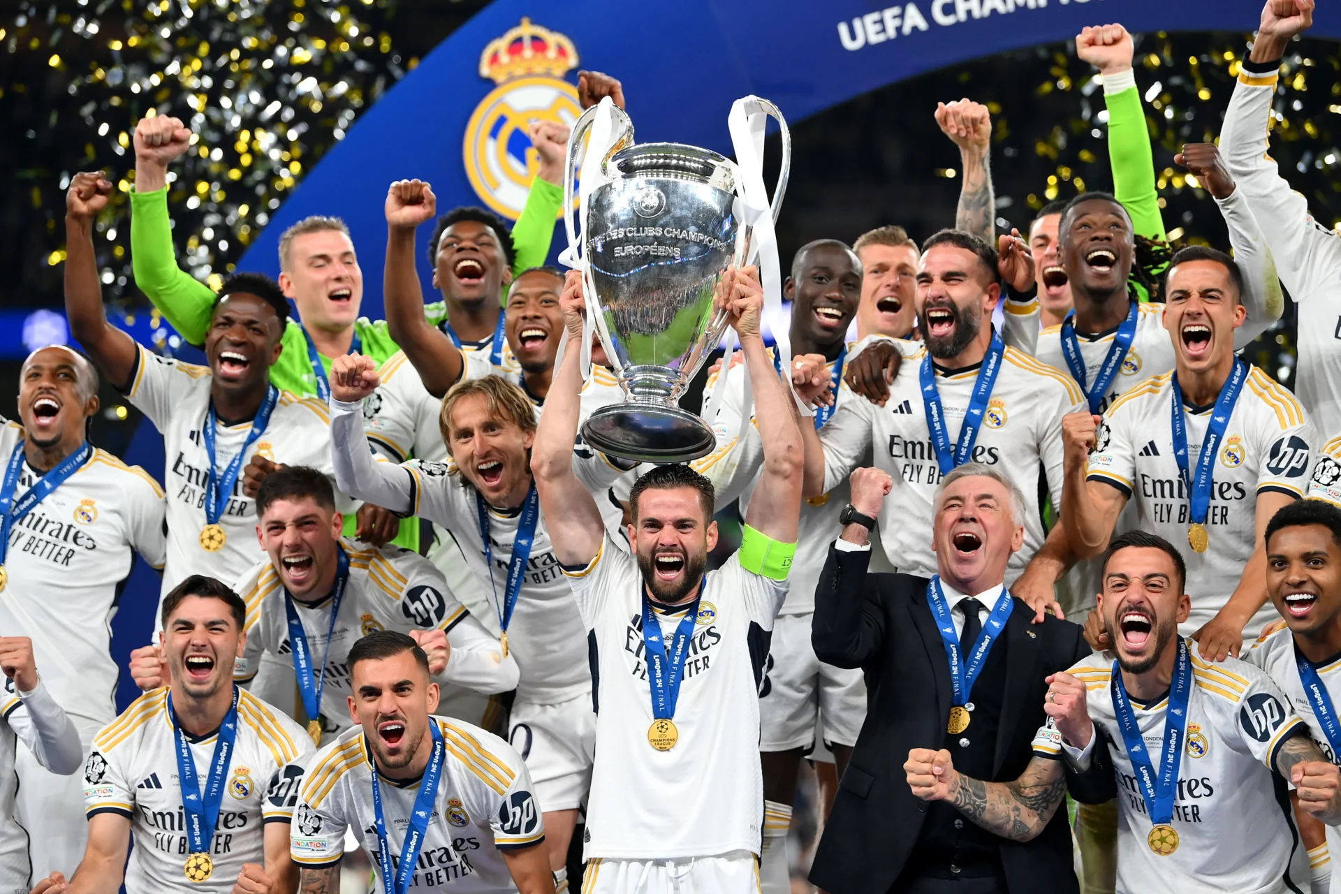 El Real Madrid levanta el trofeo de campeón de la Champions League en Wembley.