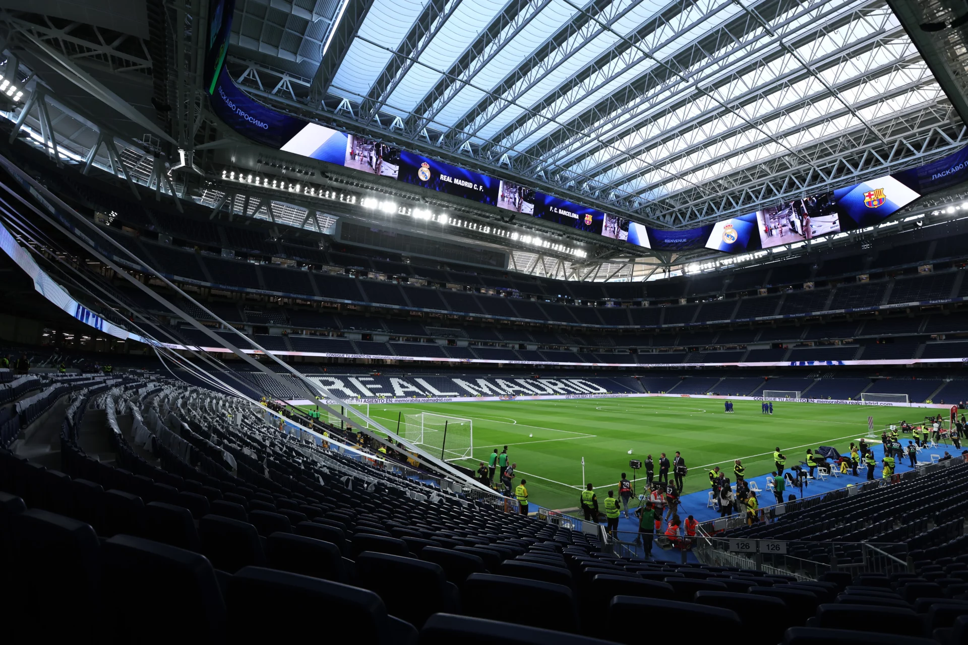 El Santiago Bernabéu, a la espera de recibir al público con sus entradas para el Clásico.