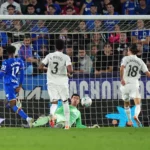 Courtois salva un susto por partida doble