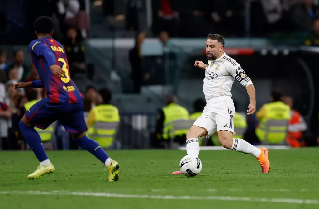 Dani Carvajal, frente a Alejandro Balde, durante el Clásico entre Real Madrid y FC Barcelona en el Santiago Bernabéu.
